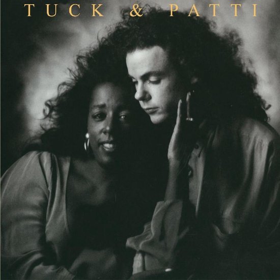 Tuck & Patti albumhoes met close-up van een zwarte vrouw en een witte man met krullend haar.