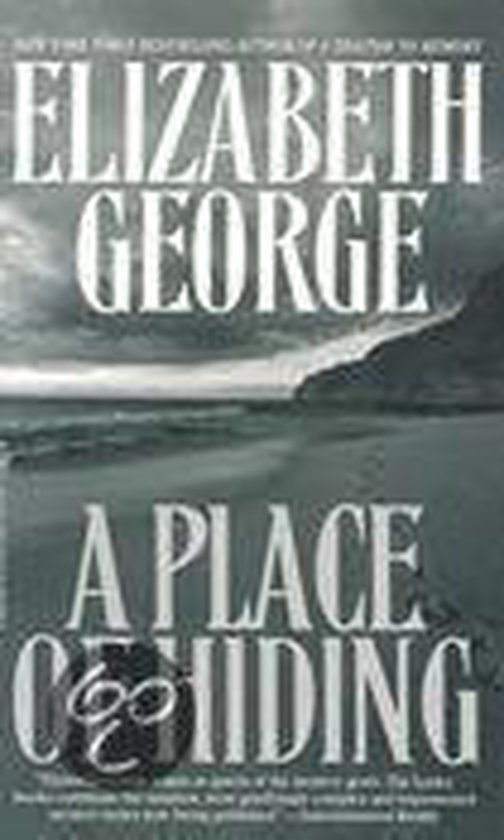Boekcover met de titel 'A Place Of Hiding' van Elizabeth George, met een strand en zee op de achtergrond.