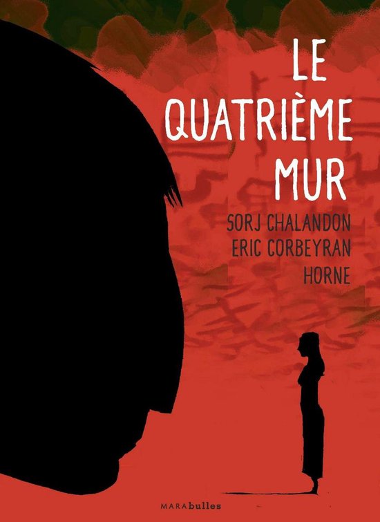 Couverture du livre 'Le quatrième mur' sur fond rouge. Le titre 'LE QUATRIÈME MUR' est en lettres capitales. Un grand profil noir à gauche et une petite silhouette de femme à droite.