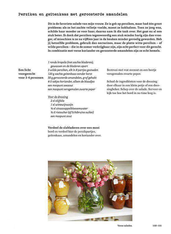Kleine potjes jam met een boeket bloemen, op de achtergrond staan kruiden.