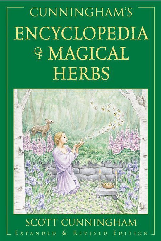 Boekomslag van "Cunningham's Encyclopedia of Magical Herbs", met een vrouw in een lavendelkleurige jurk die vlinders uit haar handen laat vliegen in een bos met bloemen en dieren.