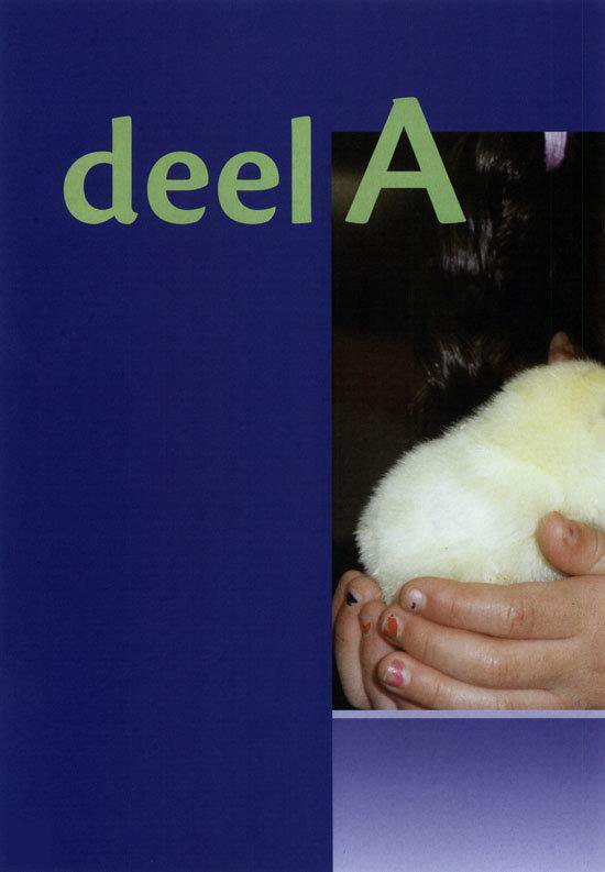 Boekomslag 'deel A' met een close-up van een babykuiken in handen.