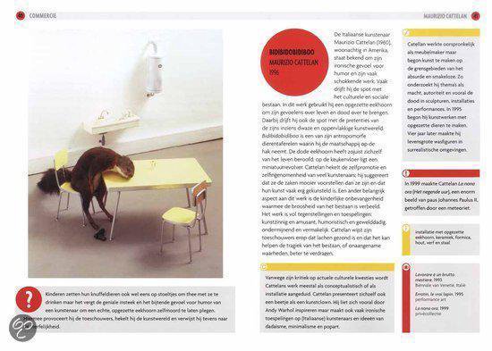 Een installatie van Maurizio Cattelan met een bruin dier dat met zijn kop op een gele tafel rust, witte wasbak aan de muur.
