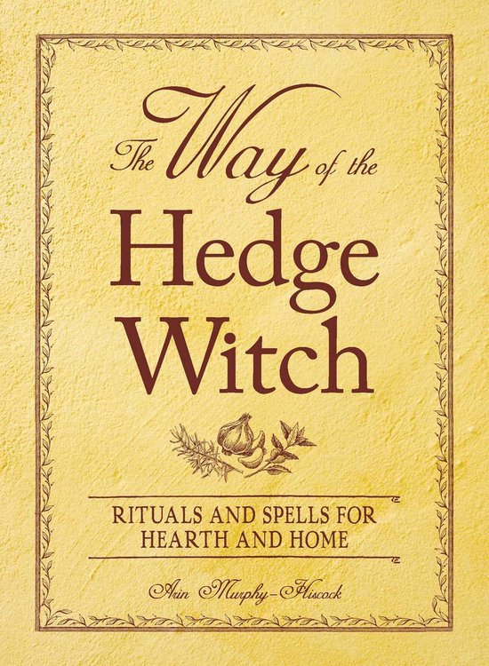 Livre "The Way of the Hedge Witch" avec couverture dorée et vieillie et texte brun. Bordure décorative avec des brindilles et une image d'oignon.