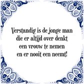 Tegeltje met Spreuk (Tegeltjeswijsheid): Verstandig is de jonge man die er altijd over denkt een vrouw te nemen en er nooit een neemt! + Kado verpakking & Plakhanger