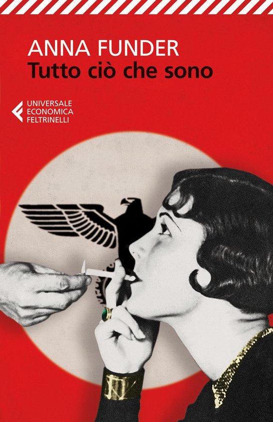 Boekomslag: Anna Funder, 'Tutto ciò che sono'. Vrouw met sigaret, hand met aansteker. Nationaal-socialistisch symbool op achtergrond.