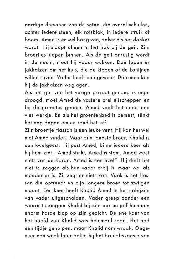 Amed en zijn broertjes slapen in hun kamer. De geit is onrustig en loopt de kamer in.