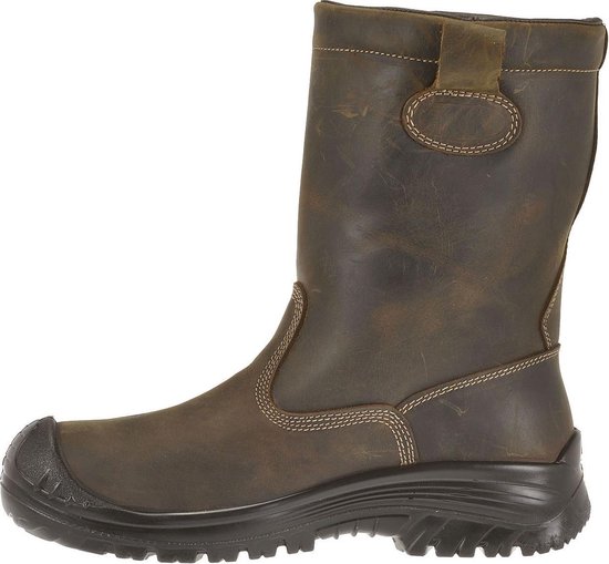 Zij-aanzicht van een bruine leren werklaars met bruine stiksels en zwarte zool.