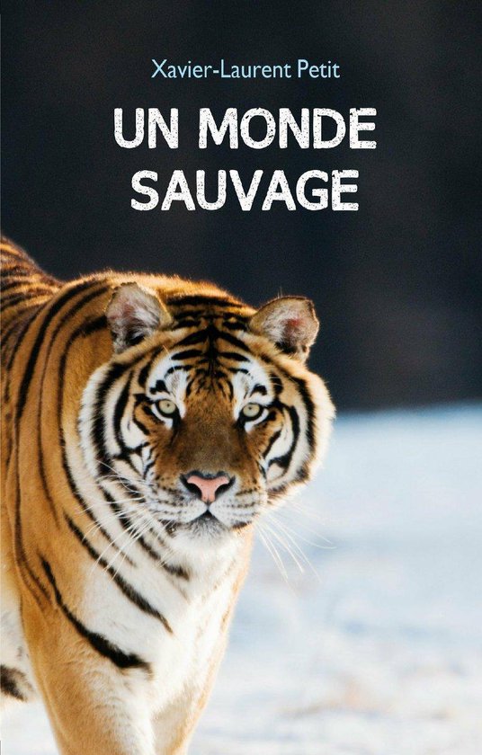 Boek "Un monde sauvage" met een tijger op de voorkant.