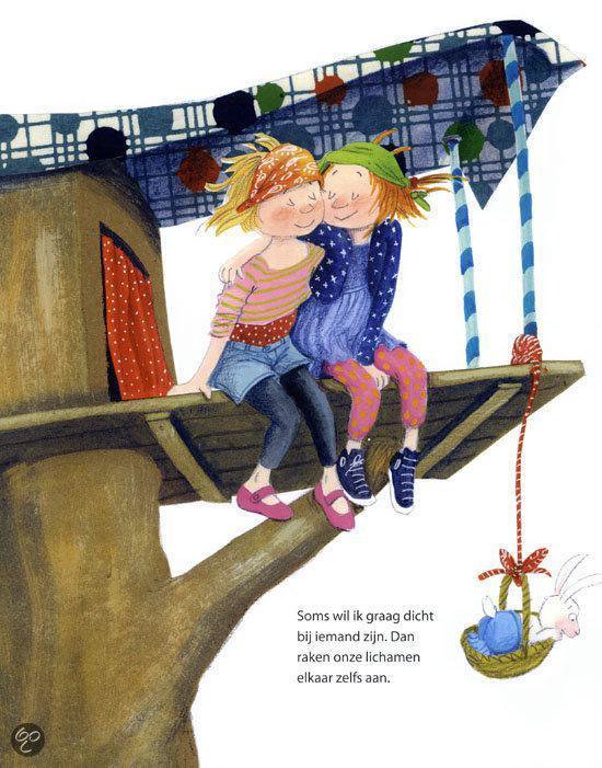 Twee meisjes knuffelen op een boomhutplatform met een konijn in een mandje.