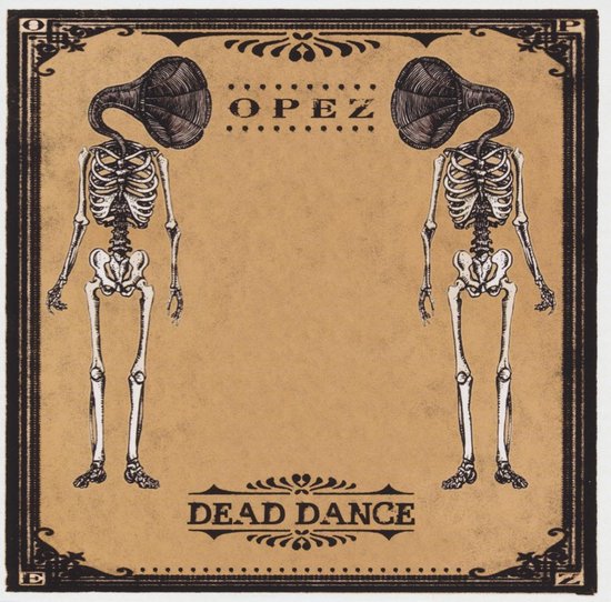 Deux squelettes avec des cornes de phonographe comme têtes, avec le texte "OPEZ" et "DEAD DANCE".