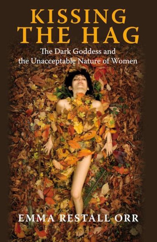 Une femme est allongée sur le dos, couverte de feuilles d'automne. Le titre "KISSING THE HAG" et "The Dark Goddess and the Unacceptable Nature of Women" apparaissent au-dessus de l'image.