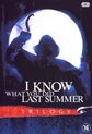De schaduw van een figuur met een haak in de hand, onder een volle maan, met de tekst 'I Know What You Did Last Summer Trilogy'.