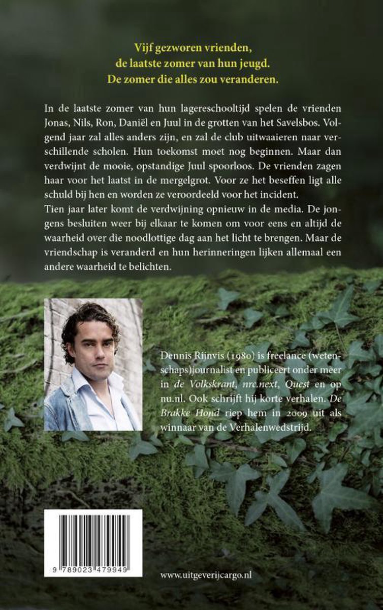 Achterkant van het boek 'Savelsbos'. De tekst beschrijft het verhaal, met een foto van de auteur Dennis Rijnvis.