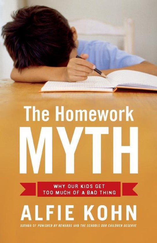 Boek met de titel "The Homework MYTH". Een jongen leunt met zijn hoofd op zijn armen boven een open schrift met pen.