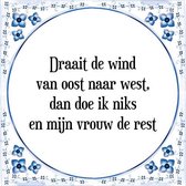 Tegeltje met Spreuk (Tegeltjeswijsheid): Draait de wind van oost naar west, dan doe ik niks en mijn vrouw de rest + Kado verpakking & Plakhanger