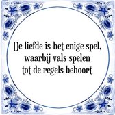 Tegeltje met Spreuk (Tegeltjeswijsheid): De liefde is het enige spel, waarbij vals spelen tot de regels behoort + Kado verpakking & Plakhanger