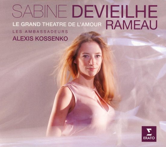 Sabine Devieilhe, sopraan, in een roze jurk, op de cover van 'Le Grand Théâtre de l'amour'.