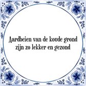 Tegeltje met Spreuk (Tegeltjeswijsheid): Aardbeien van de koude grond zijn zo lekker en gezond + Kado verpakking & Plakhanger