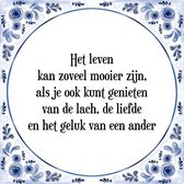 Tegeltje met Spreuk (Tegeltjeswijsheid): Het leven kan zoveel mooier zijn, als je ook kunt genieten van de lach, de liefde en het geluk van een ander + Kado verpakking & Plakhanger