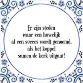 Tegeltje met Spreuk (Tegeltjeswijsheid): Er zijn steden waar een huwelijk al een succes wordt genoemd, als het koppel samen de kerk uitgaat! + Cadeau verpakking & Plakhanger