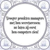 Tegeltje met Spreuk (Tegeltjeswijsheid): Vroeger pronkten managers met hun secretaressen; nu laten zij eerst hun computers zien! + Kado verpakking & Plakhanger