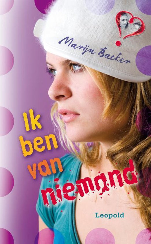 Een jong meisje met blond haar en blauwe ogen, draagt een witte muts met de tekst 'Marijn Bakker'. Tekst op de voorkant: 'Ik ben van niemand'.
