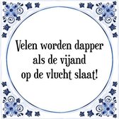 Tegeltje met Spreuk (Tegeltjeswijsheid): Velen worden dapper als de vijand op de vlucht slaat! + Kado verpakking & Plakhanger