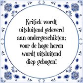 Tegeltje met Spreuk (Tegeltjeswijsheid): Kritiek wordt uitsluitend geleverd aan ondergeschikten; voor de hoge heren wordt uitsluitend diep gebogen! + Kado verpakking & Plakhanger