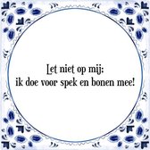 Tegeltje met Spreuk (Tegeltjeswijsheid): Let niet op mij; ik doe voor spek en bonen mee! + Kado verpakking & Plakhanger