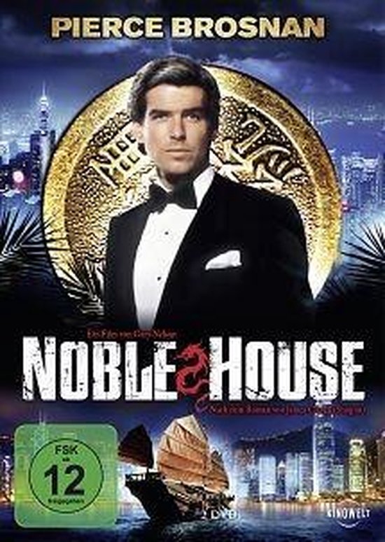 Pierce Brosnan in smoking, met een gouden medaillon met Chinese draak, Hongkong op de achtergrond.