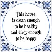 Tegeltje met Spreuk (Tegeltjeswijsheid): This house is clean enough to be healthy and dirty enough to be happy + Kado verpakking & Plakhanger
