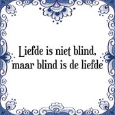 Tegeltje met Spreuk (Tegeltjeswijsheid): Liefde is niet blind, maar blind is de liefde + Kado verpakking & Plakhanger