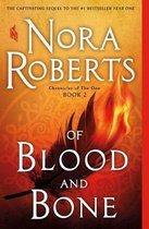 Boek 'Of Blood and Bone' van Nora Roberts, deel 2 van de 'Chronicles of The One'-serie. Met op de omslag een brandende veer.
