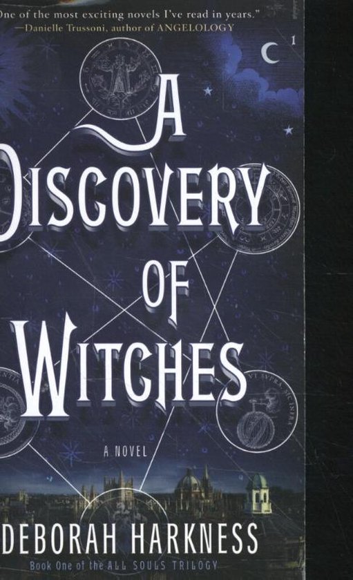 Boekomslag: Titel 'A Discovery of Witches' met een sterrenhemel, symbolen en een stad aan de horizon. Auteur Deborah Harkness.