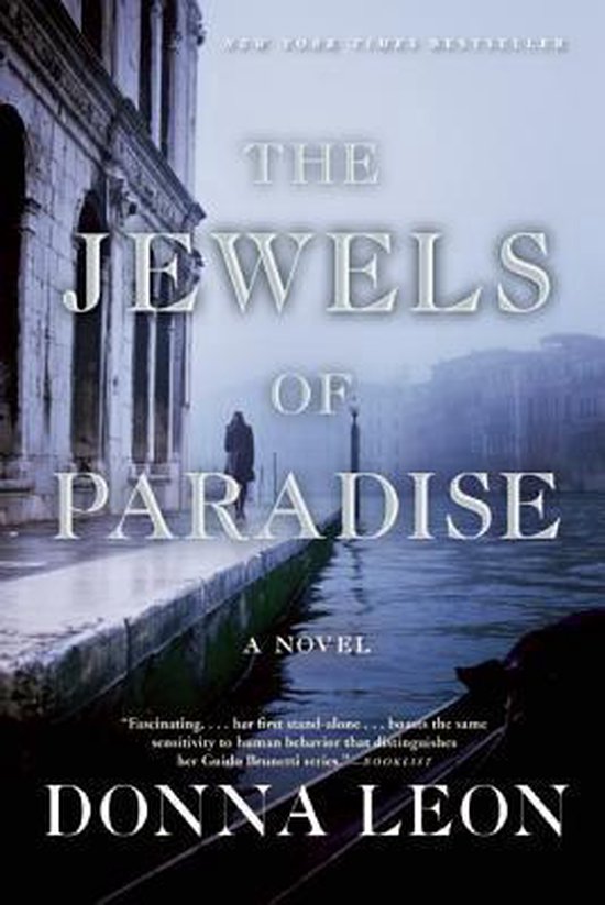 Couverture du livre "The Jewels of Paradise" par Donna Leon, montrant un canal à Venise, un bateau et une silhouette sur le quai.