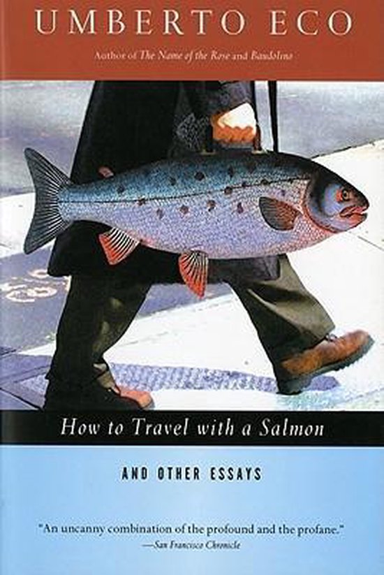 Boek "How to Travel with a Salmon" van Umberto Eco. Een man met een bruine broek en schoenen draagt een grote zilveren vis met rode vinnen op zijn arm. De tekst "UMBERTO ECO" en "How to Travel with a Salmon" is zichtbaar.