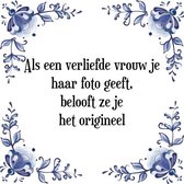 Tegeltje met Spreuk (Tegeltjeswijsheid): Als een verliefde vrouw je haar foto geeft, belooft ze je het origineel + Kado verpakking & Plakhanger