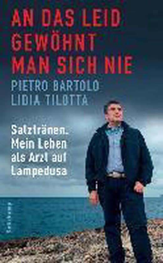 Boekcover met de titel 'AN DAS LEID GEWÖHNT MAN SICH NIE'. Een man staat op de voorgrond met de zee op de achtergrond.