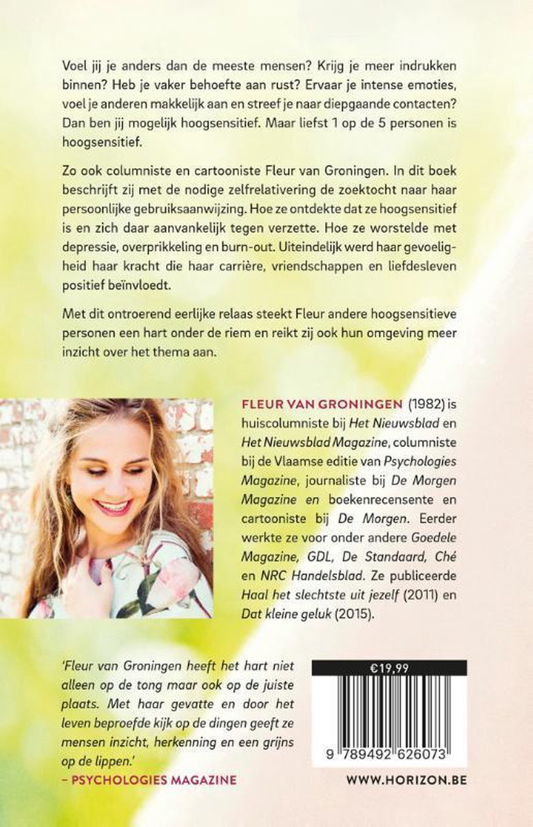 Fleur van Groningen, columniste, met haar hand bij haar hoofd, lachend, op de achterflap van haar boek.
