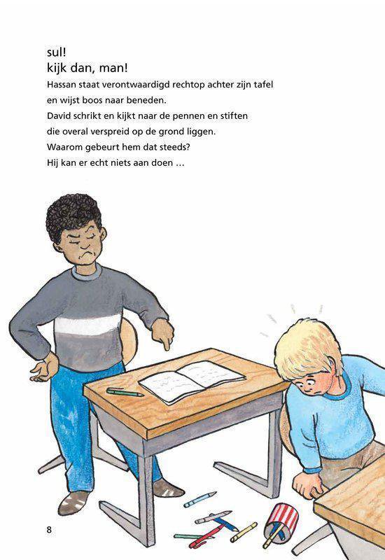 Jongen met krullend bruin haar boos wijzend naar jongen met blond haar die gebogen is.