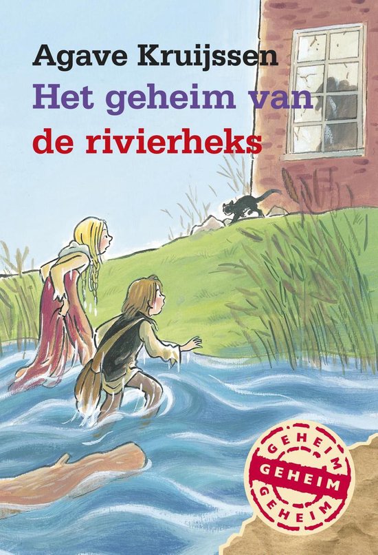 Boekomslag 'Het geheim van de rivierheks': Twee kinderen in het water, een zwarte kat op de kade, een huis en groen. Geschreven door Agave Kruijssen.