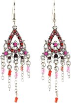 Zilverkleurige oorbellen met druppelvormige hanger en rode met roze steentjes