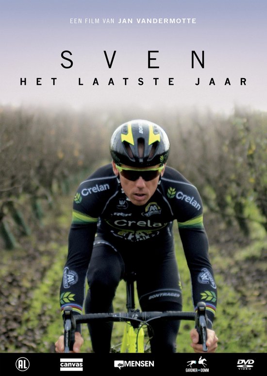 Sven Nys en tenue de cyclisme noir avec accents verts, casque et lunettes, sur son vélo dans un paysage rural. "Sven, la dernière année".