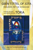 Boekomslag met de titel 'GEEN TITTEL OF JOTA' en de ondertitel 'MEELEZEN MET DE SYNAGOGE'. Afbeelding van een sieraad met een ster.