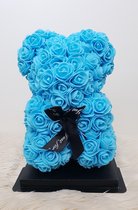 Love teddy beer van baby blauwe kunst rozen van 25cm inclusief geschenkdoos. Babyshower / cadeau / giftbox / gescenkdoos / liefde / baby / verkering / foam / kunstrozen.