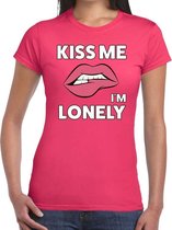 Kiss me I am Lonely t-shirt roze dames - feest shirts dames L