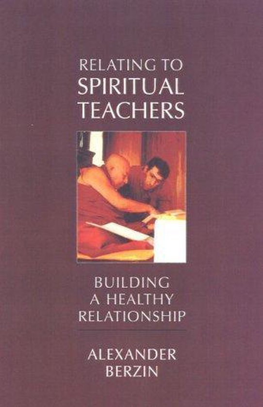 Boek 'Relating to Spiritual Teachers: Building a Healthy Relationship' van Alexander Berzin. Afbeelding toont twee mannen in een klaslokaal.