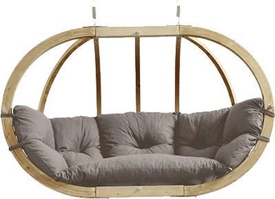 Houten hangstoel Globo Royal met grijze kussens.