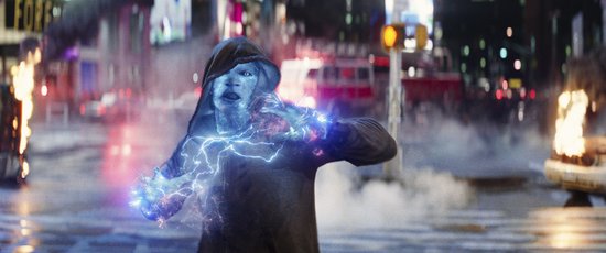 Electro met blauwe huid en elektrische ontladingen, midden in een stedelijke nachtelijke scène.